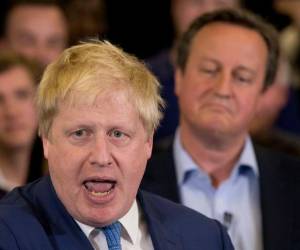 En esta foto de archivo del martes 3 de mayo de 2016, el primer ministro de Gran Bretaña, David Cameron, a la derecha, escucha mientras el alcalde de Londres, Boris Johnson, habla en una campaña electoral de la alcaldía para el candidato conservador británico para alcalde de Londres, Zac Goldsmith, en una escuela en Ham, Un suburbio en el suroeste de Londres.