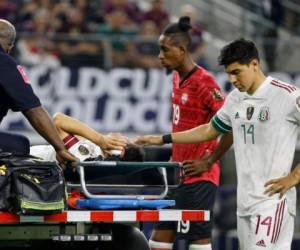 El delantero mexicano Hirving Lozano, lesionado y sobre una camilla, es consolado por su compañero Erick Gutierrez (14) junto al defensor de Trinidad y Tobago Ross Russell (19), en la primera mitad de su juego del Grupo A de la Copa de Oro de la CONCACAF . Foto: AP