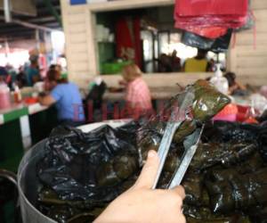 En los mercados se pueden observar grandes ollas de tamales.