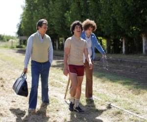 En esta imagen difundida por Amazon Prime Video, Nicolás Goldschmidt como Diego Armando Maradona, en el centro, en una escena de la serie biográfica 'Maradona: sueño bendito', q.ue se estrena el viernes. (Amazon Prime Video vía AP)