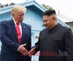 En esta fotografía del 30 de junio de 2019, el líder norcoreano Kim Jong Un estrecha la mano del presidente estadounidense Donald Trump en la Zona Desmilitarizada en la localidad de Panmunjom, Corea del Sur. (AP Foto/Susan Walsh, Archivo)