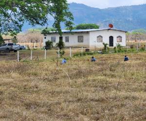 Agentes de la Policía Nacional rodeando una vivienda en la zona en donde fueron reportados los presuntos criminales.