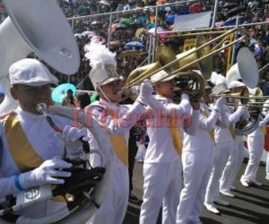 La banda del Instituto Santa Teresita le puso sabor a los desfiles patrios. Foto Johnny Magallanes/EL HERALDO