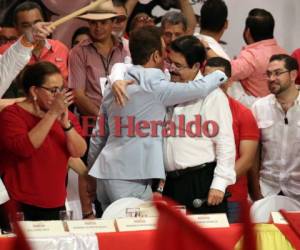 Este fue el abrazo con el que Salvador Nasralla y Manuel Zelaya Rosales firmaron la supuesta unidad. Foto: Marvin Salgado/EL HERALDO.