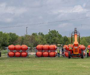 Unas boyas esféricas de un metro de diámetro revestidas de púas forman parte de el “muro flotante” que colocaron las autoridades de Texas en la orilla del Río Bravo para evitar el paso de migrantes de forma ilegal hacia los Estados Unidos.