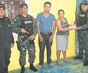 El momento de la devolución de la billetera con el dinero.