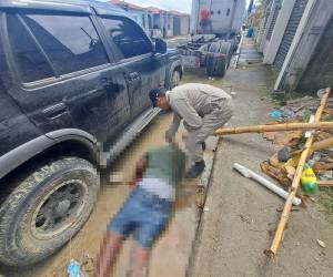 Un miembro del Cuerpo de Bomberos realizó la evaluación del hombre que estaba tirado boca abajo y determinó que no presentaba signos vitales.