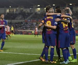 Barcelona's forward from Uruguay Luis Suarez (hidden) celebrates with teammates after scoring during the Spanish league football match Girona FC vs FC Barcelona at the Montilivi stadium in Girona on September 23, 2017. / AFP PHOTO / Josep LAGO