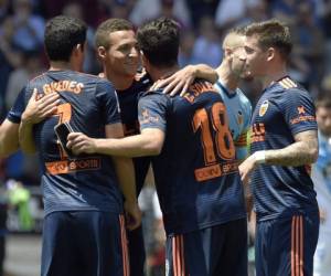 Los jugadores del Valencia celebrando el triunfo ante La Coruña. (AFP)