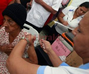 Los adultos mayores deben aplicarse la vacuna contra el virus de la influenza A H1N1. Foto Alejandro Amador