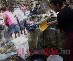 En el barrio La Cabaña hay una naciente de agua que es de gran beneficio para los sectores aledaños que se ven afectados por los racionamientos.