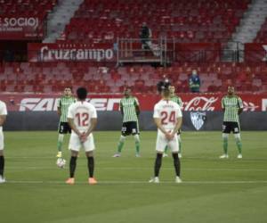 Un minuto de silencio en homenaje a estas víctimas de covid-19 precedió al saque inicial del encuentro que abre la 28ª jornada del campeonato español, la primera de las once que restan hasta el final de la competición. AFP.