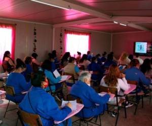 Numerosas internas asisten a un curso de redacción en línea en la prisión de Santiaguito en Almoloya de Juárez, México, el viernes 28 de agosto de 2020, en medio de la pandemia de coroanvirus. (AP Foto/Diego Delgaldo)
