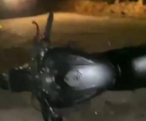 El cadáver del joven abatido a tiros quedó al lado de su motocicleta.
