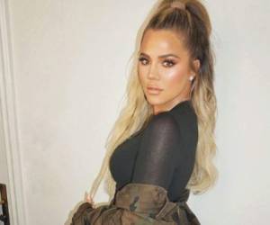 Khloé Kardashian es principalmente una socialité y empresaria. También es presentadora de televisión y modelo estadounidense.