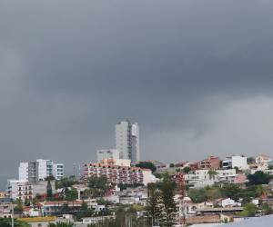 La técnica consiste en utilizar sustancias, en este caso yoduro de plata, para favorecer la formación de gotas de agua en nubes que ya presentan condiciones para producir precipitación.