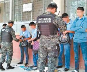 Los jóvenes fueron sometidos a revisiones de sus mochilas.