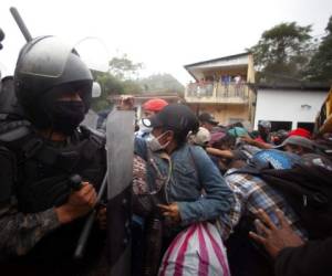 La caravana cruzó el cerco de policías que había en la frontera de Honduras y Guatemala para evitar el tránsito de personas. Foto: AP