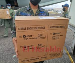 A la Base Aérea Hernán Acosta Mejía llegaron las cinco cajas que contenían las dosis de la vacuna de Moderna.