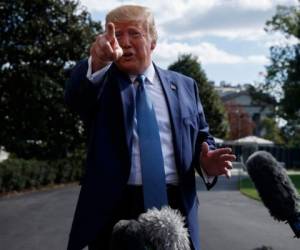 President Donald Trump habla en los jardines de la Casa Blanca. Foto: AP.