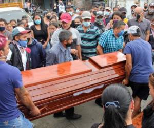 Amigos y familiares portan el féretro de uno de los ocho jóvenes asesinados en una zona rural de Samaniego, departamento de Nariño, Colombia, el 16 de agosto de 2020. AFP.