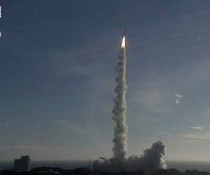 En esta imagen tomada de YouTube, el cohete H-IIA con el orbitador Esperanza de los Emiratos Árabes Unidos despega rumbo a Marte el lunes 20 de julio de 2020, en el Centro Espacial Tanegashima, en Minamitane, en el sur de Japón.