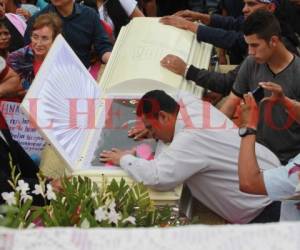 Gustavo, hermano de la difunta Berta Cáceres Flores no pudo contener sus lágrimas previo a sepultar los restos mortales de la dirigente indígena. Foto: Alex Flores