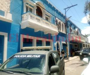 Este martes la Agencia Técnica de Investigación Criminal (Atic), llevó a cabo el aseguramiento del Consejo Central Ejecutivo del Partido Liberal (CCEPL) y del Partido Nacional. En las imágenes se muestra como los agentes. resguardaron la zona. Créditos de fotos: Elvis Mendoza, Estanlin Irias.