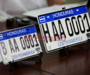 La nueva placa incluye una nomenclatura diferente a la actual y además un código IQ para una mejor identificación del vehículo. (Foto: David Romero/El Heraldo)