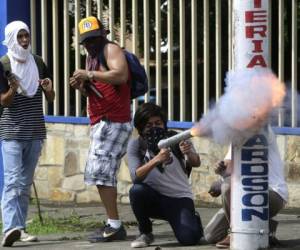 'Reprimen a la población civil con armas semiautomáticas y protegidos por la propia policía', dijo la directora para las Américas de AI, Erika Guevara-Rosas. Foto: AFP
