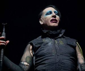 A sus 52 años, Marilyn Manson ha creado un personaje público con una imagen inquietante y de inspiración gótica. Usa maquillaje y lentes de contacto de diferentes colores y el pelo negro. Foto: AFP