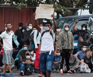 Migrantes hondureños deportados de México, protestan después de ser notados que serían puestos en cuarentena para evitar la propagación del coronavirus COVID-19, a su llegada al aeropuerto internacional Toncontin en Tegucigalpa. Foto: Agencia AFP.
