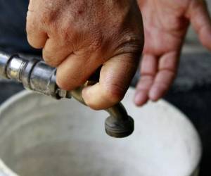 Las reservas de agua que tenían los capitalinos ya están vacíos.