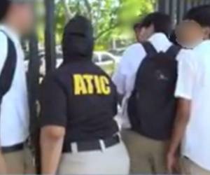 Agentes de la ATIC capturaron a un docente del Instituto José Trinidad Reyes de San Pedro Sula, acusado del presunto delito de violación en perjuicio de una estudiante menor de edad.