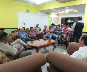 Miembros de la comisión cafetalera del departamento se reunieron con el alcalde de Danlí, Gustavo Mendoza, con el propósito de abordar la problemática. Foto: EL HERALDO