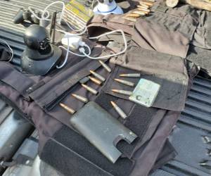 Tres chalecos antibalas, varias cámaras, municiones de arma de uso prohibido en Honduras y varios documentos de identificación ha sido resultado de los primeros hallanamientos en la colonia Villa Nueva.