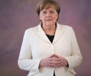 La Canciller alemana Angela Merkel espera recibir su certificado de nombramiento por el Presidente alemán el 14 de marzo de 2018 en el Palacio Bellevue de Berlín. Foto AFP