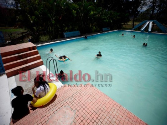 Las jovencitas sacaron del clóset sus trajes de baño para mostrar sus esculturales figuras durante el feriado. Ejemplo, esta bella muchacha que visitó el balneario San Francisco. Fotos: Efraín Salgado/EL HERALDO.