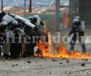 En el zafarrancho salieron quemados cuatro efectivos de la Policía Nacional. Foto Estalin Irías/EL HERALDO