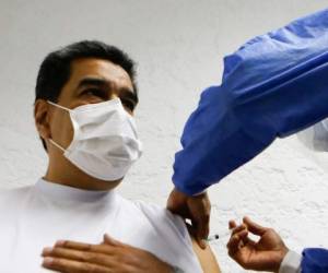 Momento en que el mandatario venezolano recibía la vacuna rusa. Foto: AFP