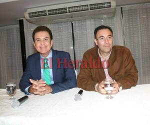 Salvador Nasralla y Luis Zelaya minutos antes de brindar una conferencia de prensa. Foto Jimmy Argueta/EL HERALDO