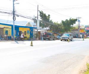 Acordonada con conos de la Policía permaneció ayer la llantera donde ocurrió el hecho criminal, cerca de la estación policial.