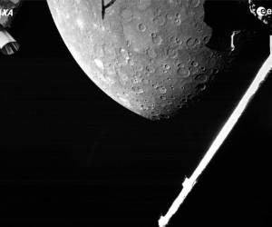 La Agencia Espacial Europea (ESA) dijo que la imagen capturada muestra los rasgos característicos de Mercurio con marcas como de viruela en el hemisferio norte. FOTO: AP