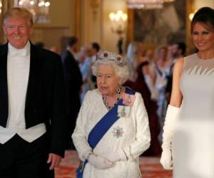 Donald Trump, la reina Isabel II y Melania Trump. Foto AFP