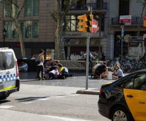 Al menos 15 personas perdieron la vida producto de los ataques terroristas en Barcelona y Cambrils, España. (AFP)