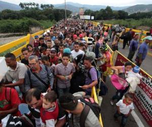 Ciudadanos venezolanos cruzan el puente internacional Simón Bolívar de San Antonio del Táchira en Venezuela a la provincia de Colombia en el Norte de Santander. Foto: AFP