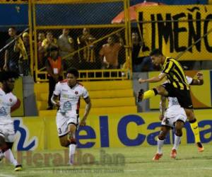 Alajuelense se impuso en San Pedro Sula al remontarle el marcador a Real España en su debut en la Copa Premier.