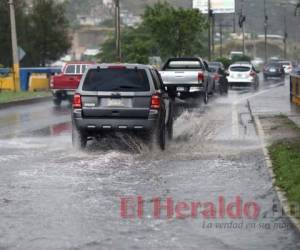 Las recientes lluvias que cayeron en la ciudad causaron que las calles quedaran anegadas, lo que complicó la circulación de carros. Foto: El Heraldo