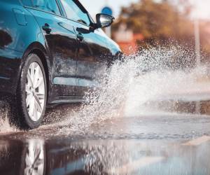 En temporada de lluvias debe ser todavía más cauteloso al volante, especialmente cuando la carretera se encuentra mojada. Evite cruzar por encharcamientos profundos.