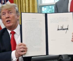 Donald Trump, presidente de los Estados Unidos, firmó el decreto para poner un alto a la separación de familias migrantes. (AFP)